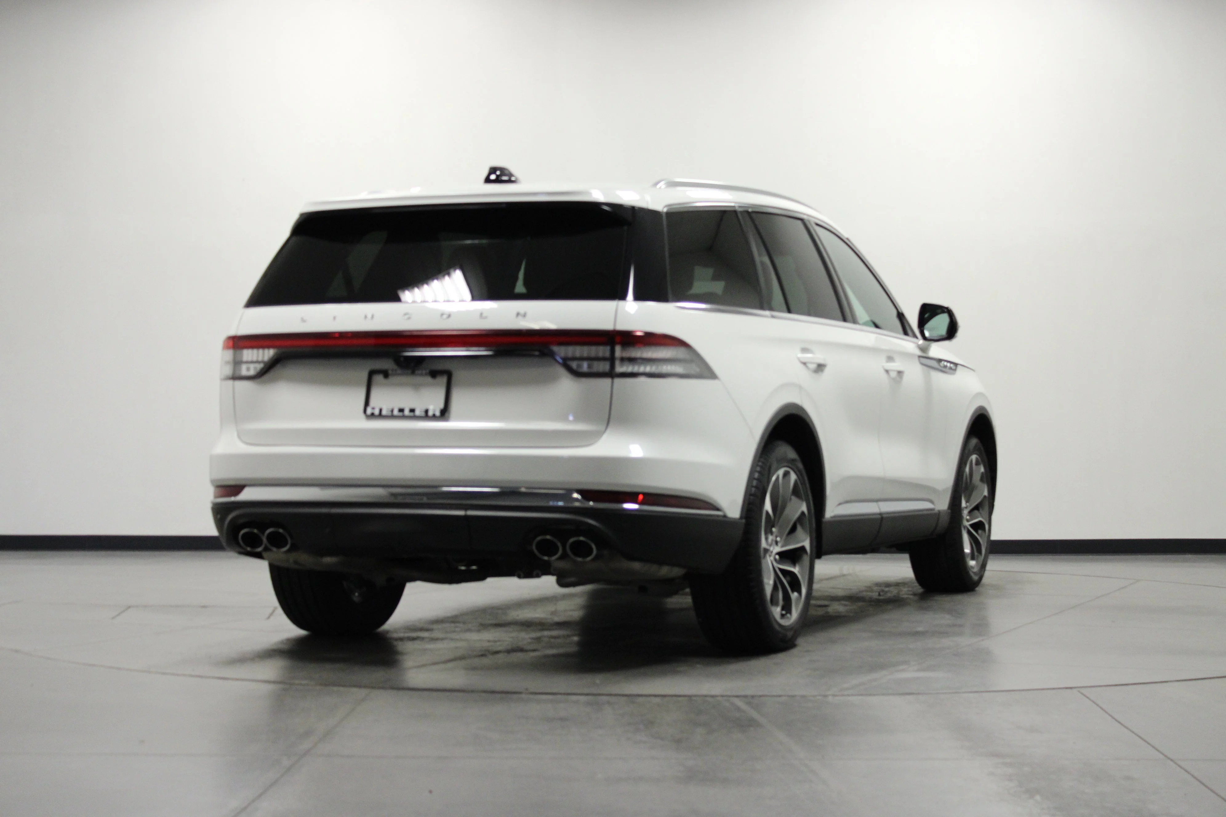Used 2025 White Lincoln Reserve image 4