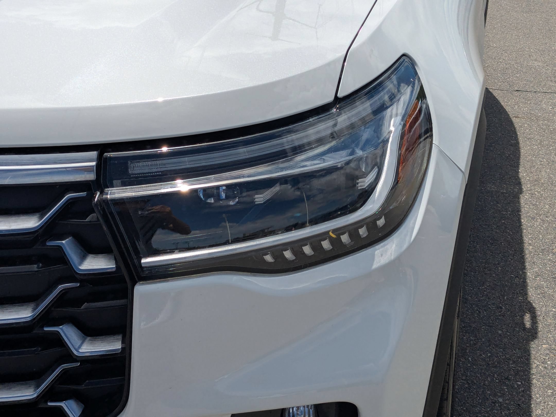Used 2025 White Metallic Ford Platinum image 11