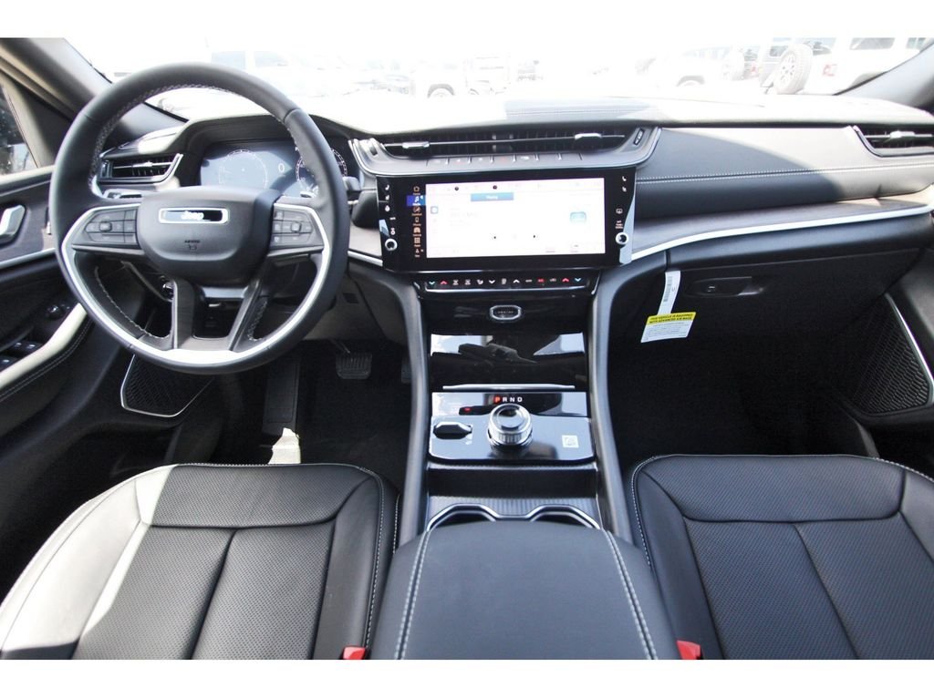 New 2026 Diamond Black Crystal Pearl-Coat Exterior Paint Jeep Limited Reserve image 9