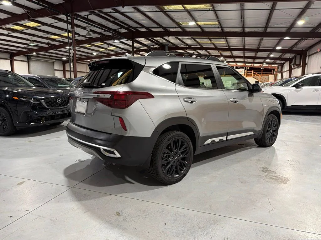 Used 2023 Gray Kia Nightfall image 5