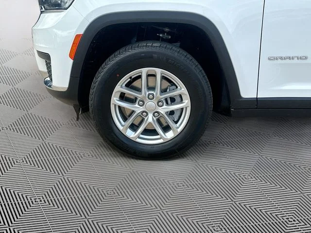 New 2026 Bright White Clear-Coat Exterior Paint Jeep Laredo image 37