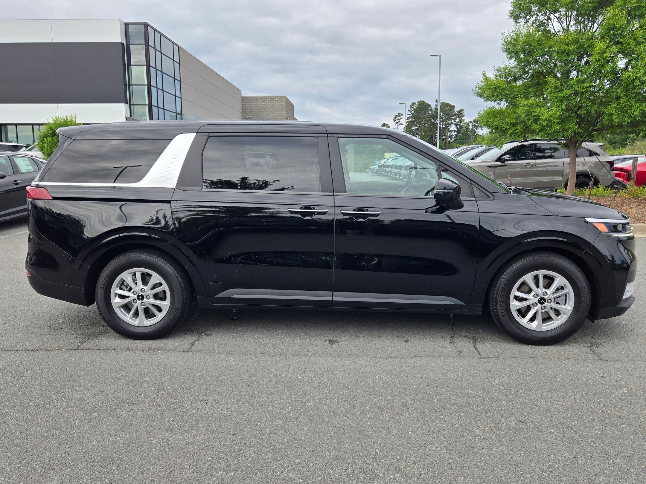 Used 2024 Aurora Black Pearl Kia LX image 8
