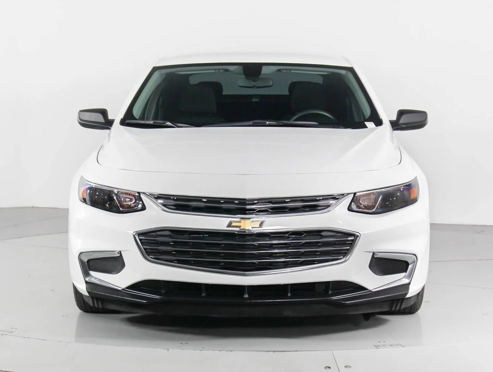 Used 2018 White Chevrolet LS image 2