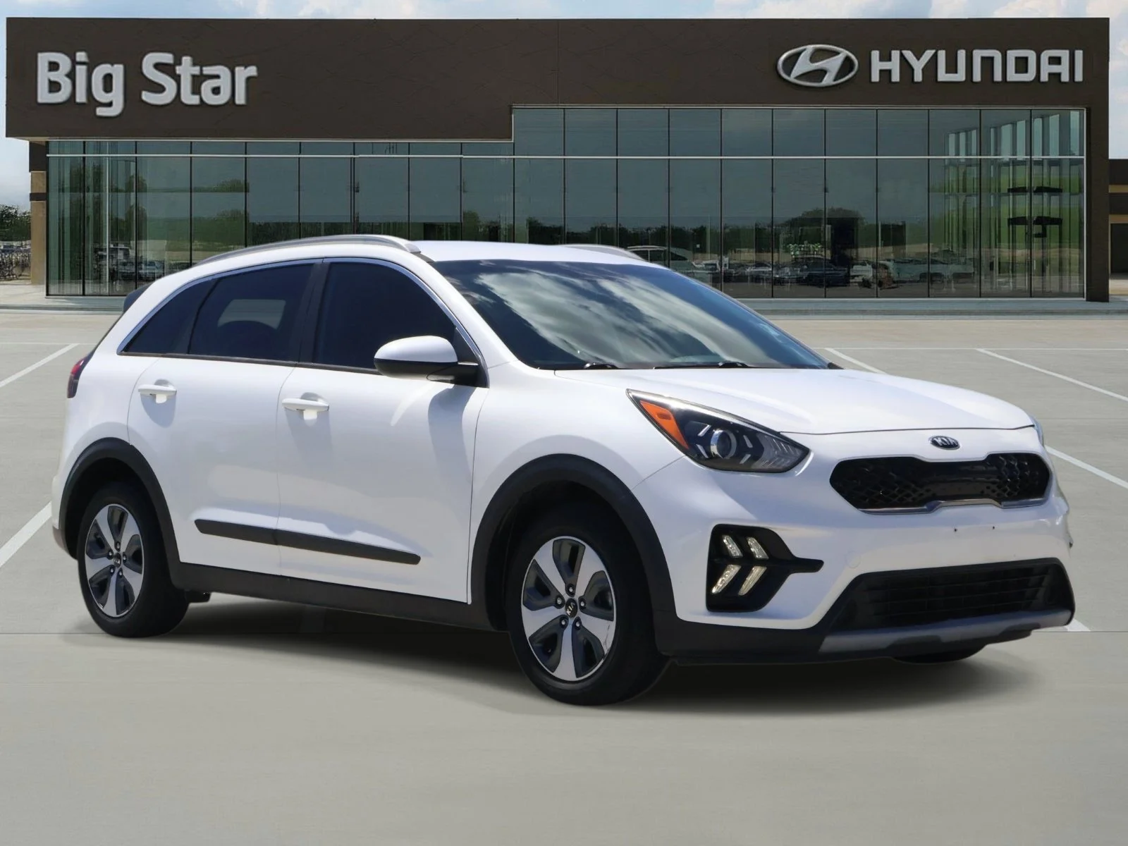 Used 2021 Snow White Pearl Kia LX image 6