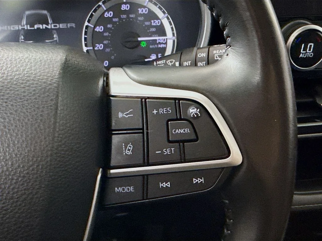 Used 2023  Toyota XLE image 12