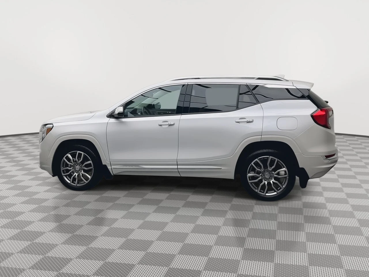 Used 2024 White Frost Tricoat GMC Denali image 41