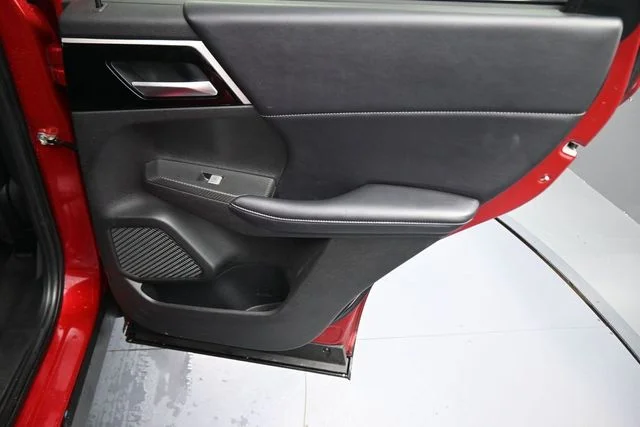 Used 2024  Mitsubishi SE image 15