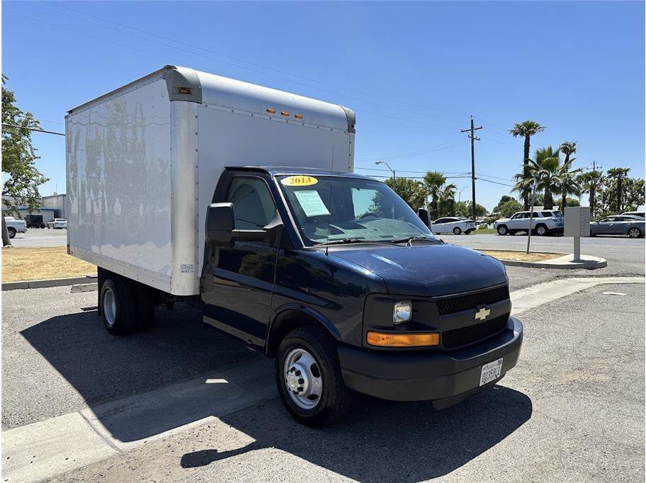 2013 Chevrolet Express Cutaway 3500 Van photo 2