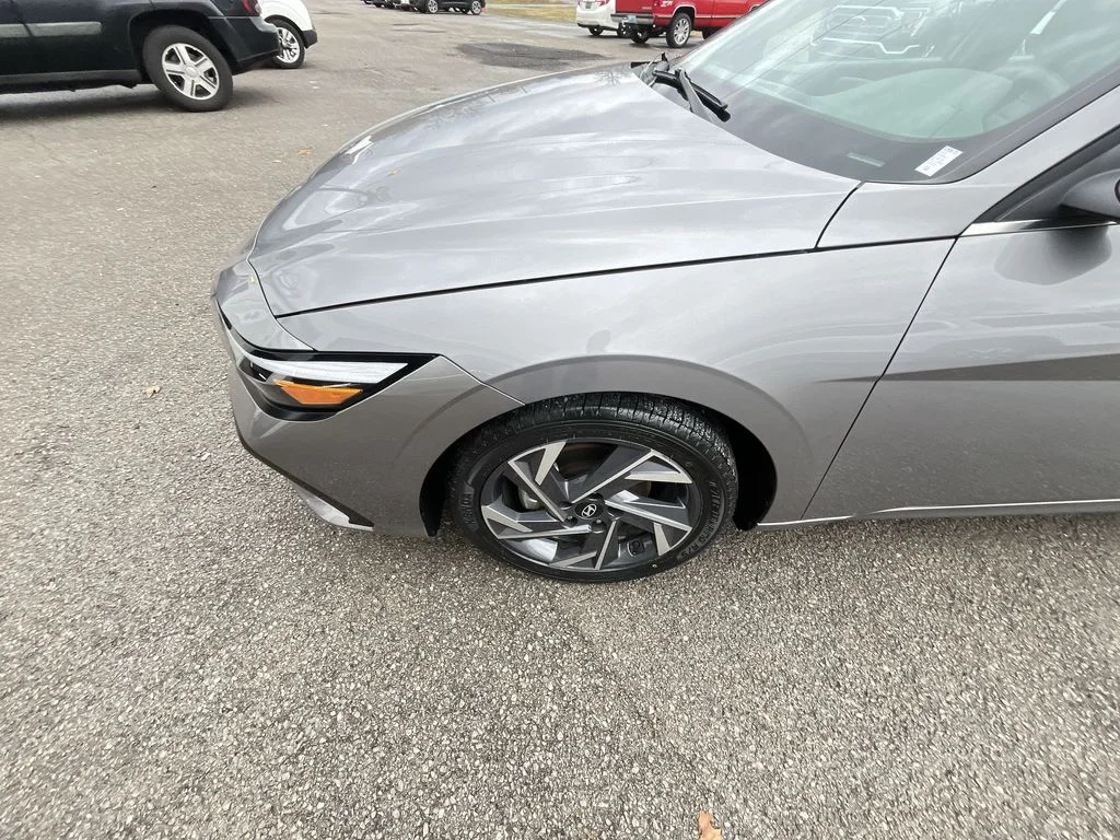 Used 2025 Silver Hyundai SEL Convenience image 10