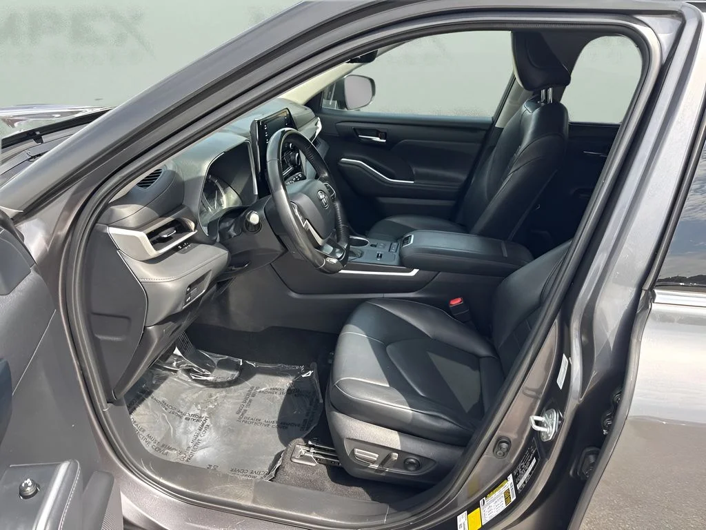 Used 2022 Gray Toyota XLE image 9