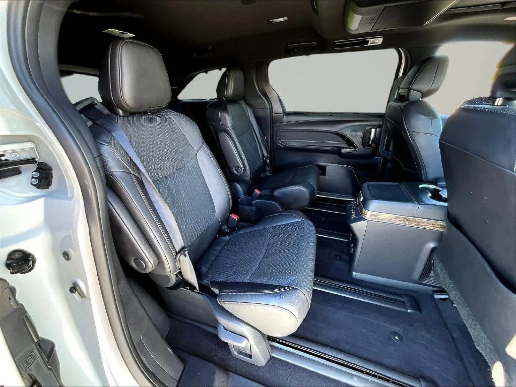 2025 Toyota Sienna Platinum - Photo 32