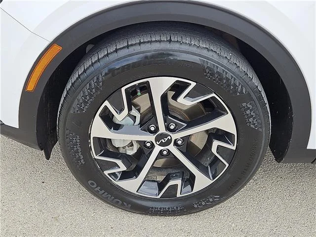 Used 2025 Glacial White Pearl KIA EX Front-Wheel Drive image 7