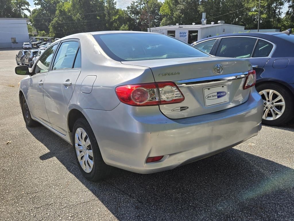 Used 2013 Silver Toyota LE image 3