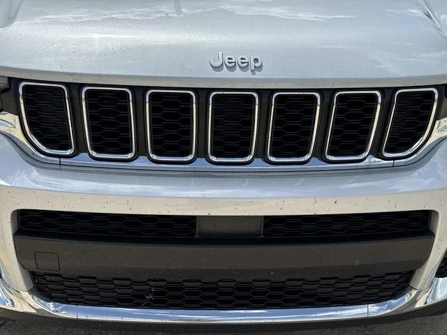 Used 2024 Silver Jeep Laredo image 3