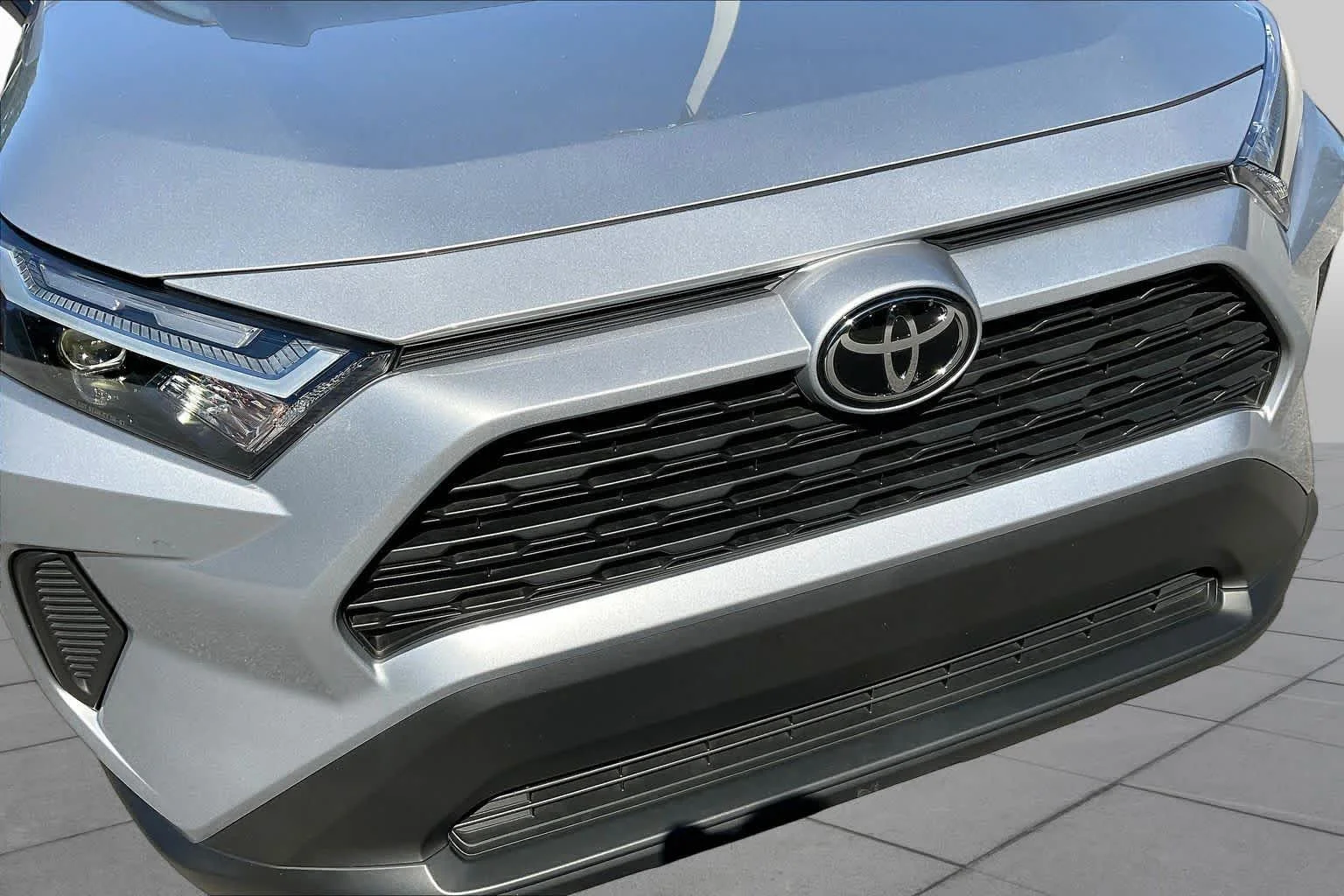 Used 2025 Silver Sky Metallic Toyota XLE image 29