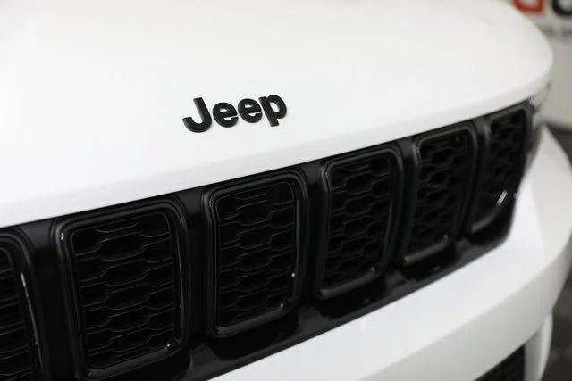 New 2025 Bright White Clear-Coat Exterior Paint Jeep Limited image 25