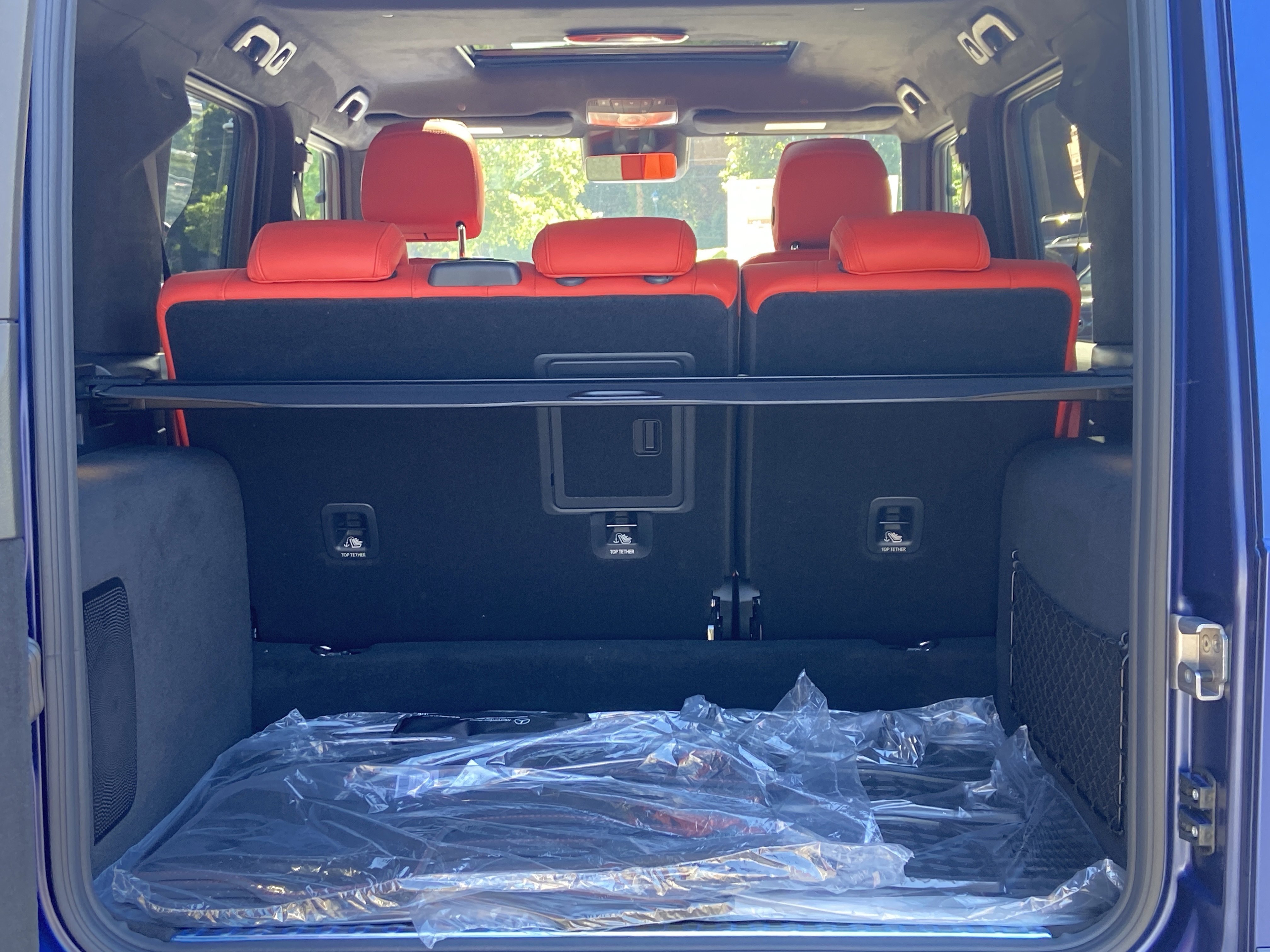 New 2026 MANUFAKTUR Exclusive Brilliant Blue Magno Mercedes-Benz AMG® G 63 SUV image 7
