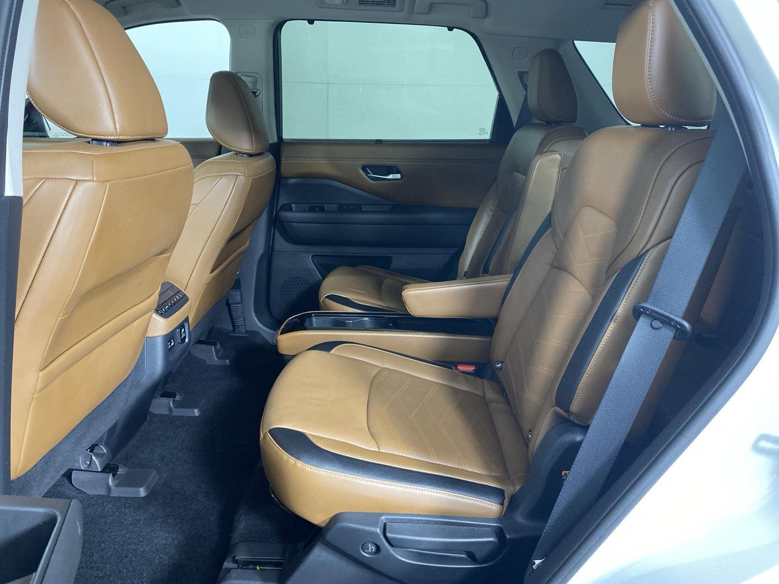 Used 2022 Pearl White Tricoat/Super Black Nissan Platinum image 27