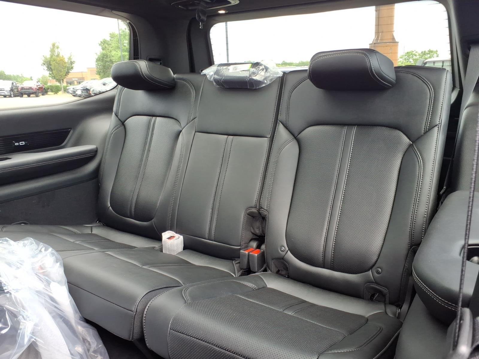 New 2026 High Gloss Black Exterior Paint Jeep Summit Obsidian image 23