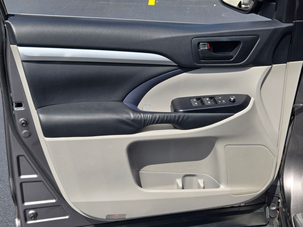 2015 Toyota Highlander LE Plus - Photo 29