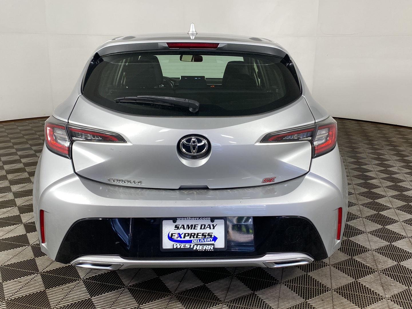 Used 2019 Classic Silver Metallic Toyota SE image 6