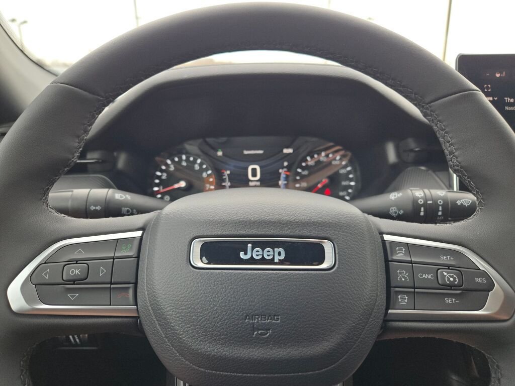 New 2026 Silver Zynith Metallic Clearcoat Jeep Latitude image 28