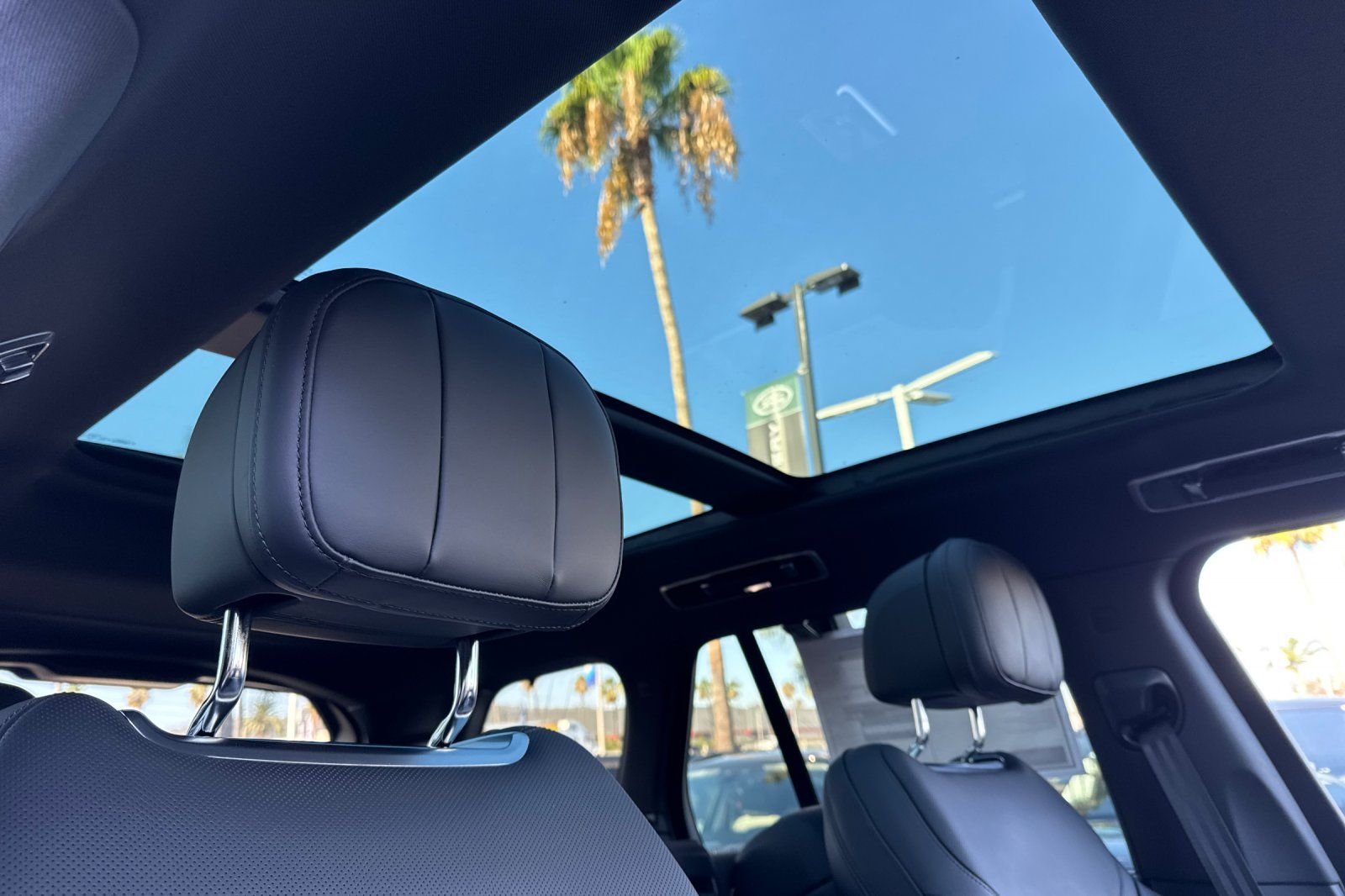 New 2026 Santorini Black Land Rover SE image 18