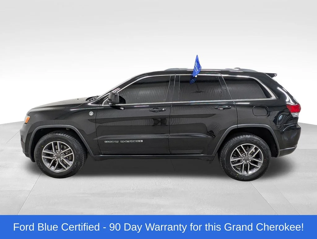 Used 2020 Diamond Black Crystal Pearlcoat Jeep Laredo image 1
