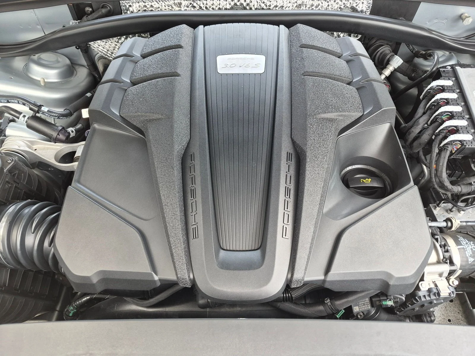 Used 2019 Dolomite Silver Metallic Porsche S image 30