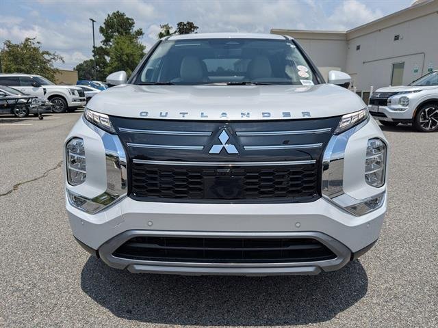 Used 2025 White Diamond Mitsubishi SE image 17