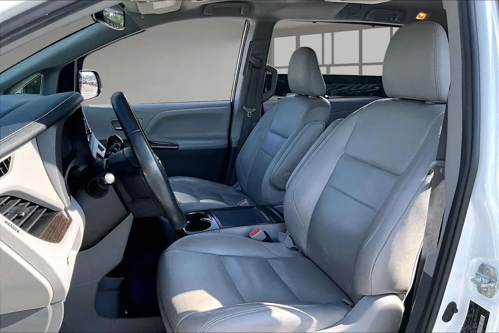 Used 2020 White Toyota XLE Premium image 20