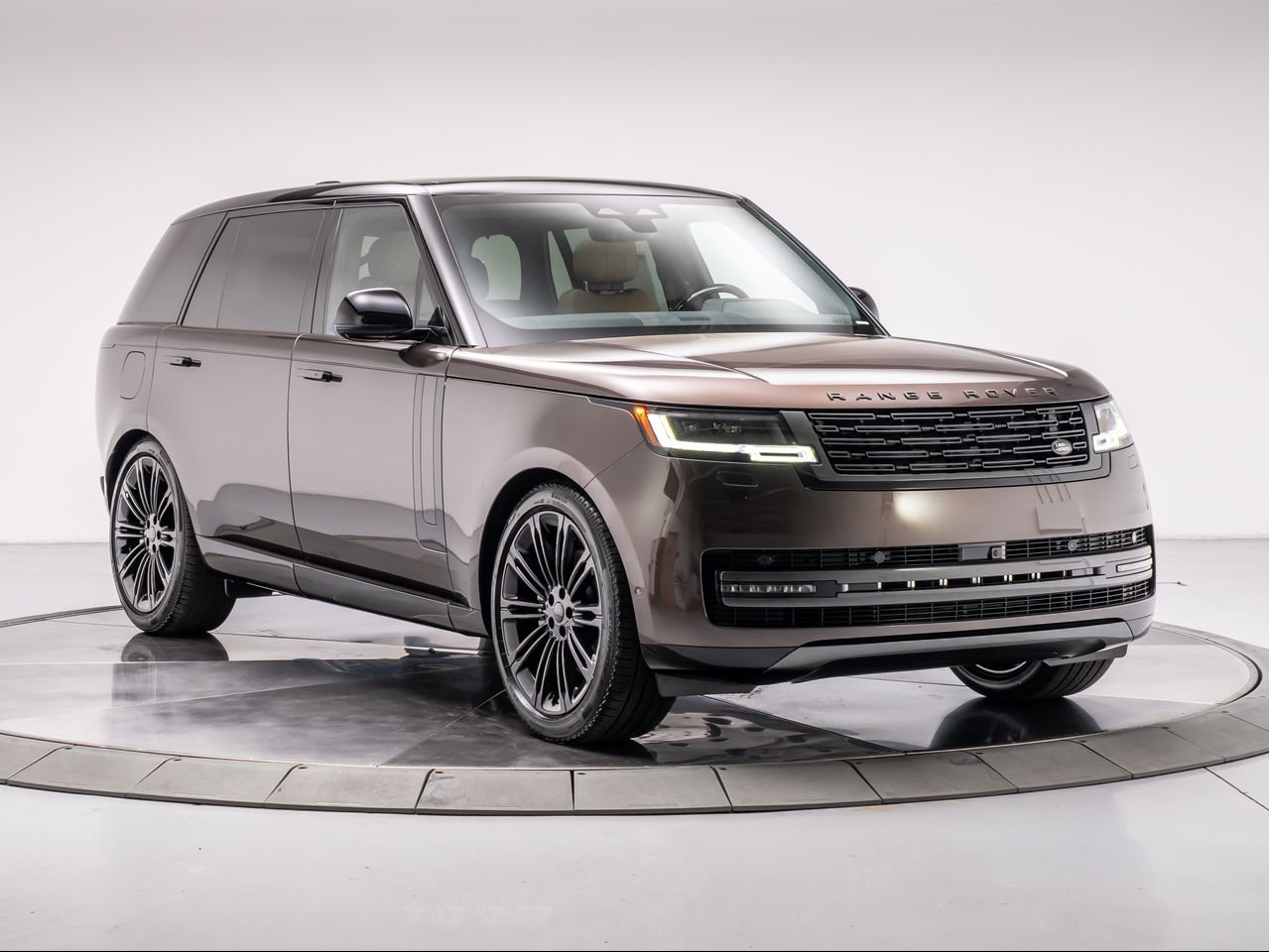 New 2026 Tourmaline Brown in Gloss finish Land Rover P400 SE 7 Seat image 7