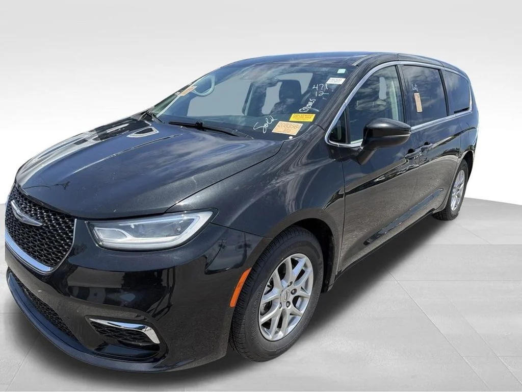 Used 2023 Black Chrysler Touring L image 5