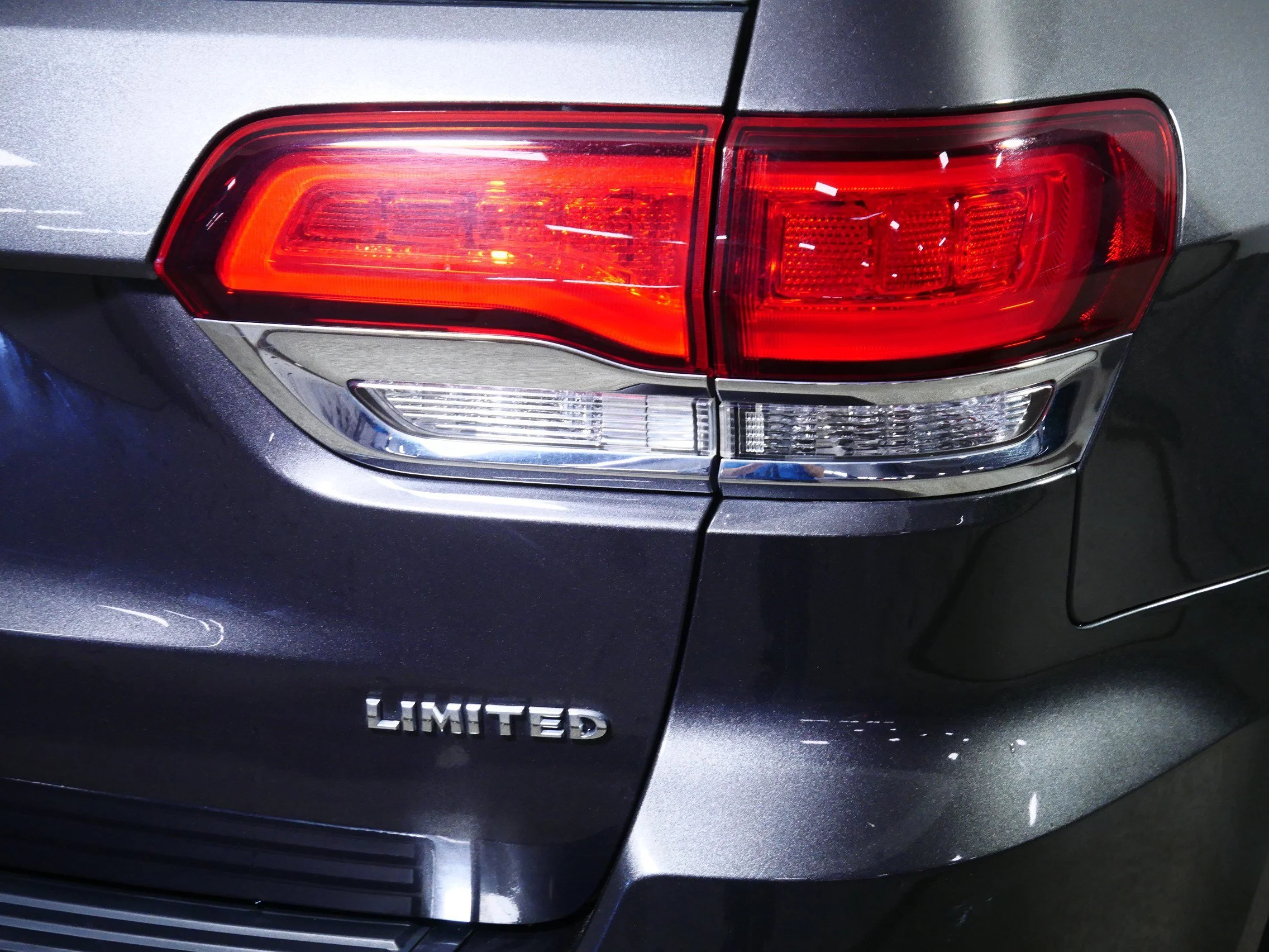 Used 2021 Granite Crystal Metallic Clearcoat Jeep Limited image 17