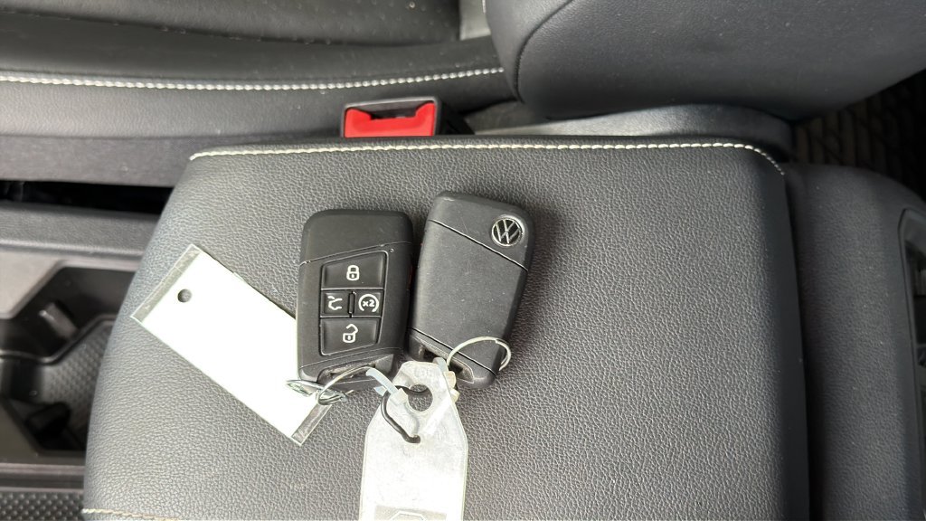 Used 2024 White Volkswagen 2.0T SE image 39