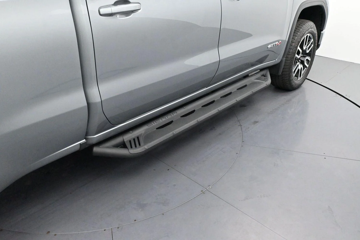 Used 2025 Sterling Metallic GMC AT4 image 9