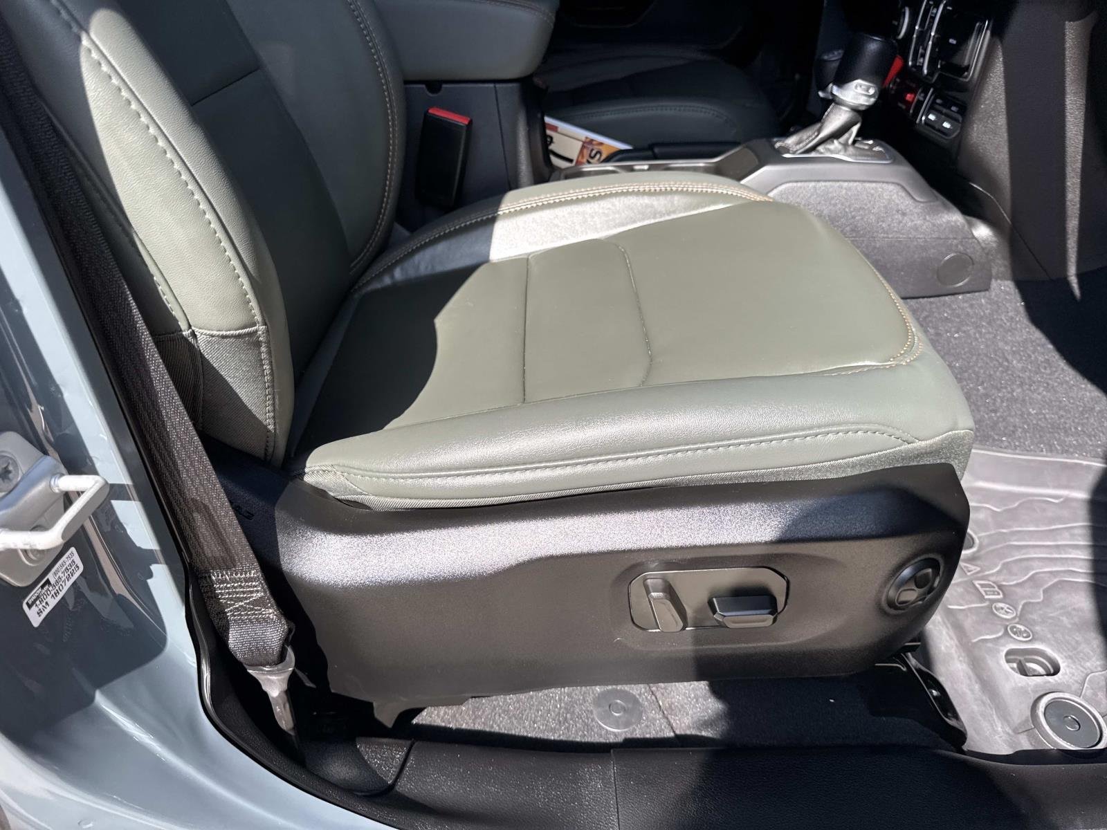 Used 2025 Anvil Clearcoat Jeep Mojave image 11