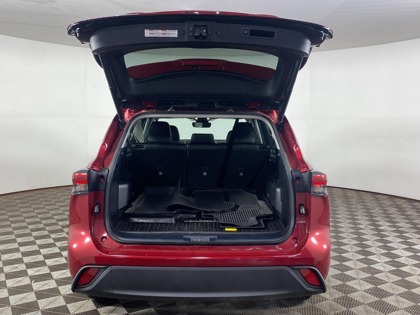 Used 2022 Pearl Toyota XLE image 31