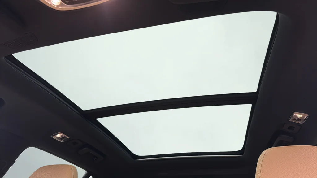 Used 2019 White Volvo T6 Momentum image 19