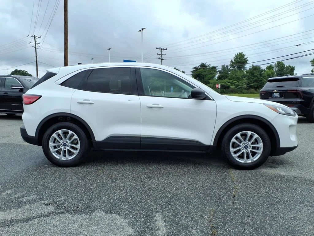 Used 2022 White Ford SE image 32