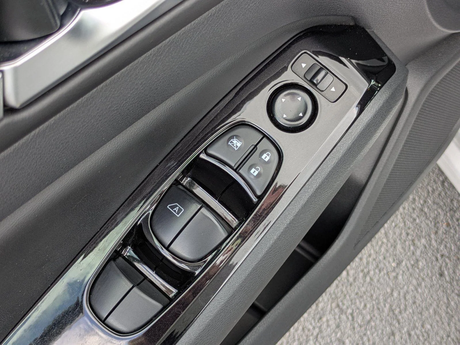 Used 2023 Brilliant Silver Metallic Nissan 2.5 SV image 19