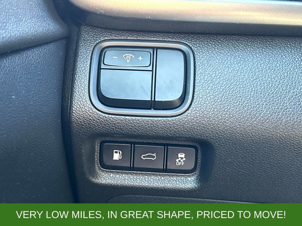 Used 2017 Silver Kia LX image 18
