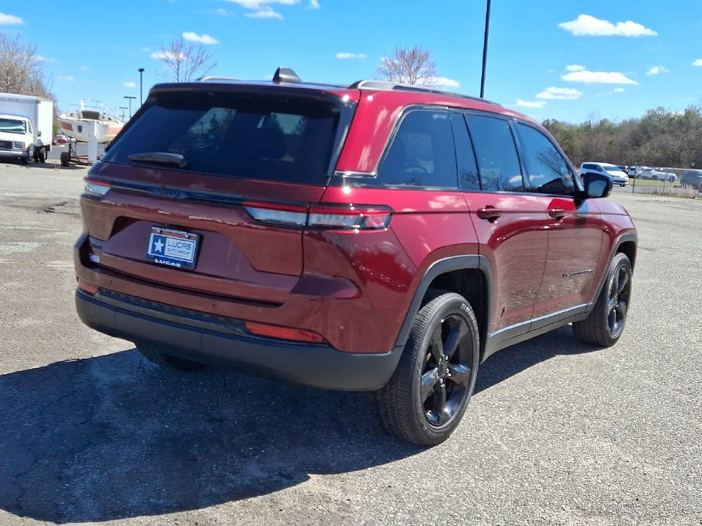 Used 2023 Velvet Red Pearlcoat Jeep Altitude image 11