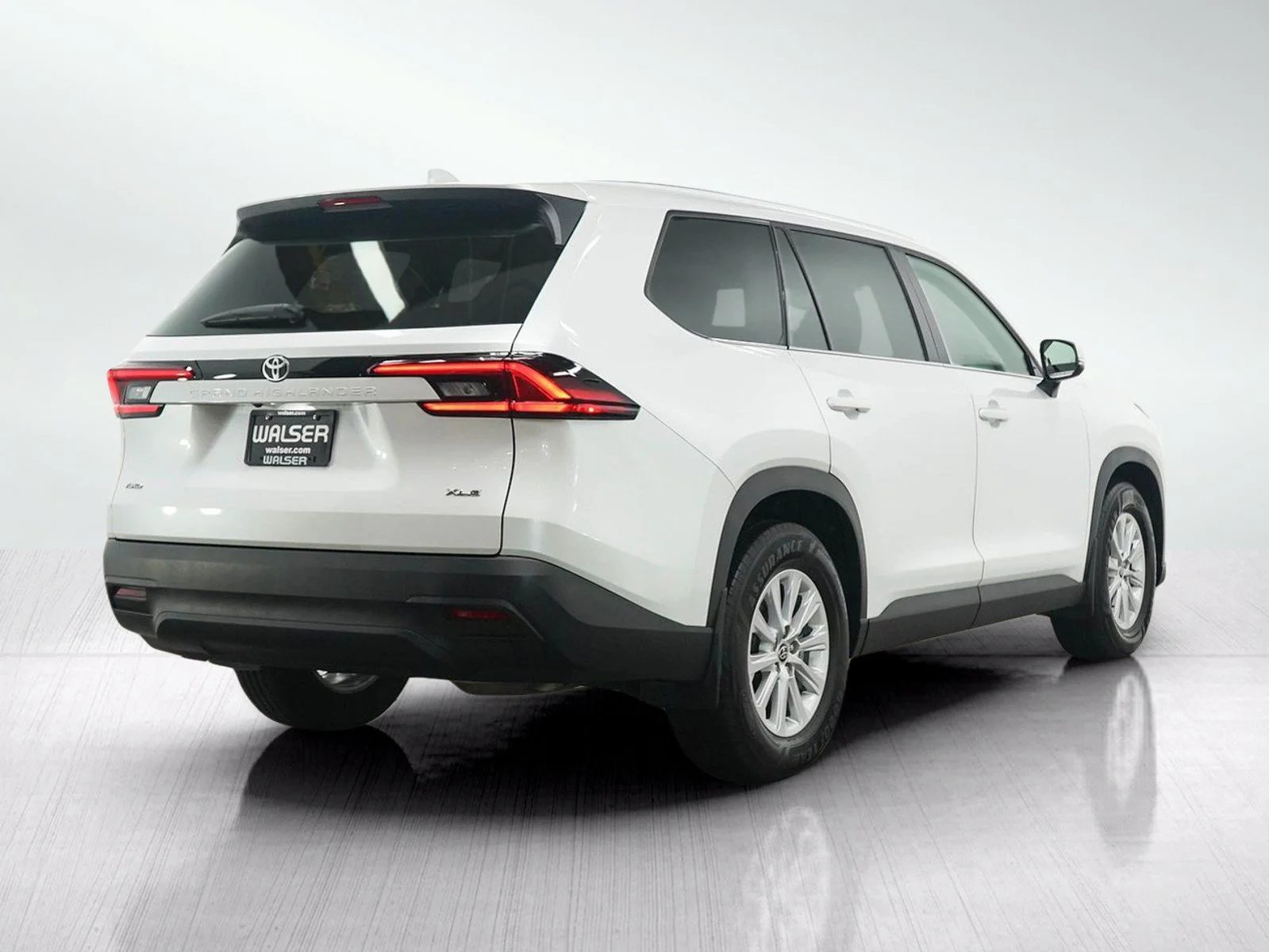 Used 2025  Toyota XLE image 5