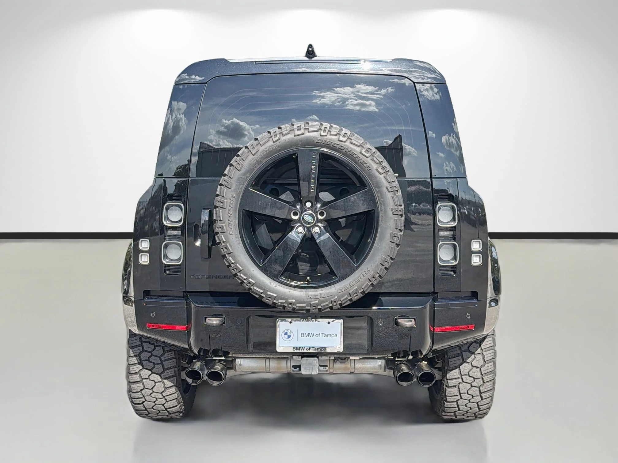 Used 2024 Santorini Black Metallic Land Rover V8 image 4