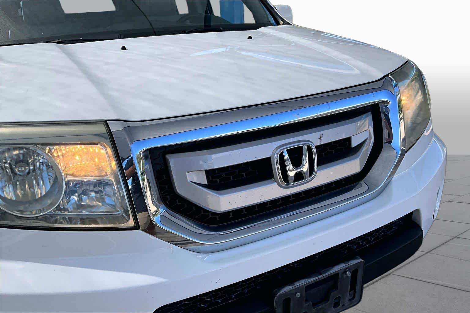 Used 2011 Taffeta White Honda EX-L image 28