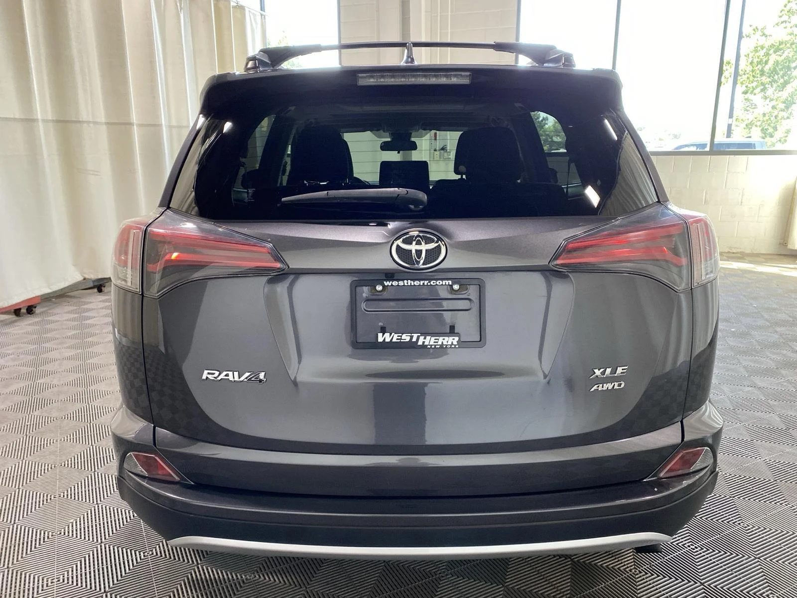 Used 2018 Magnetic Gray Metallic Toyota XLE image 6