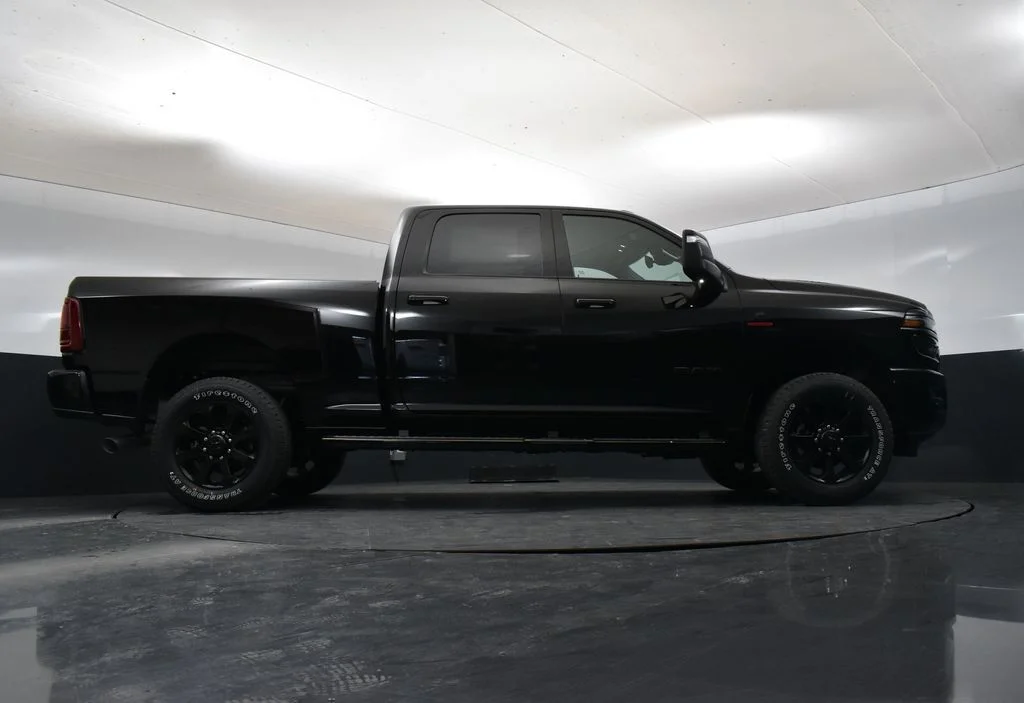 New 2026 Diamond Black Crystal Pearl-Coat Exterior Paint RAM Laramie image 35