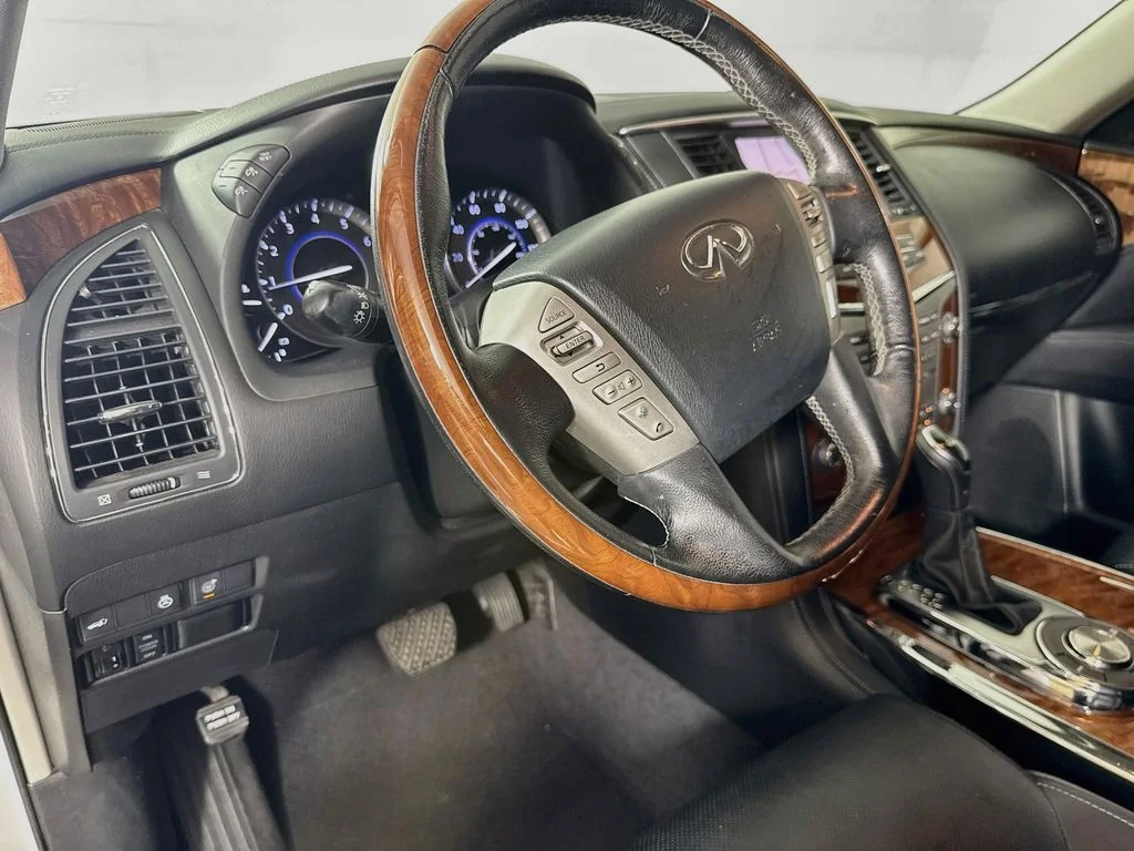 Used 2018 White INFINITI  image 10