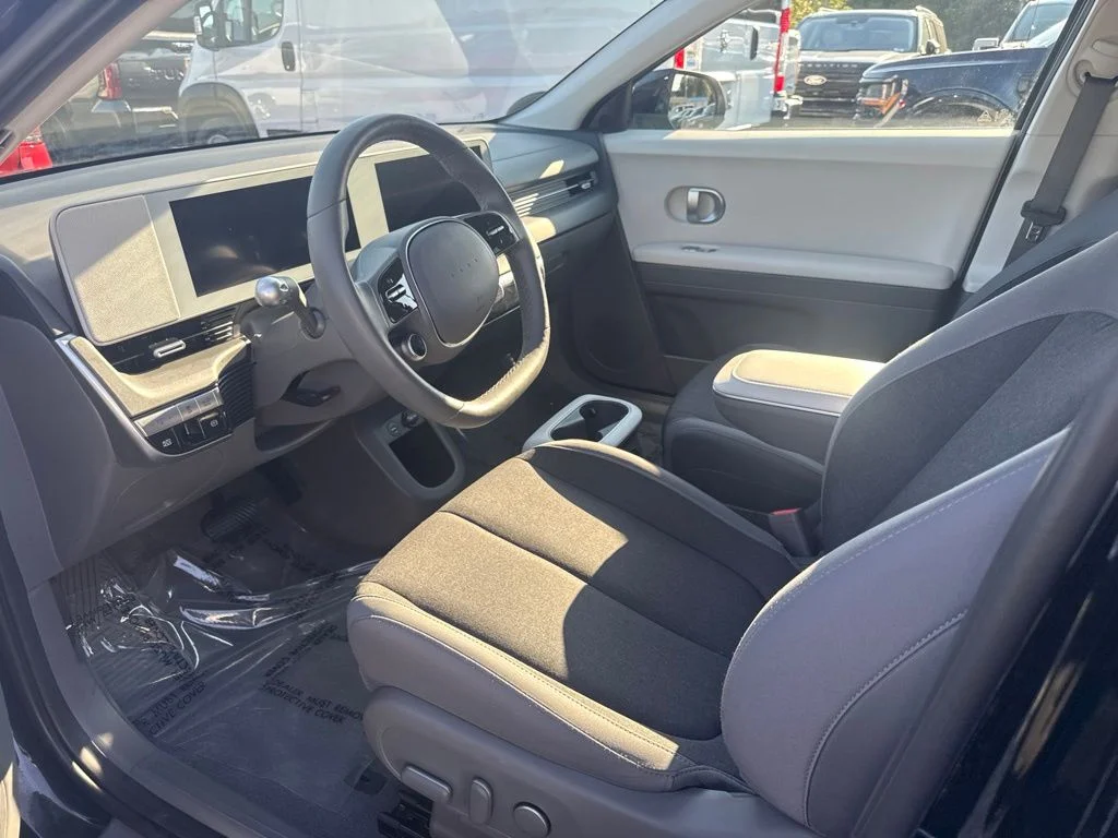 Used 2024 Black Hyundai SEL image 3